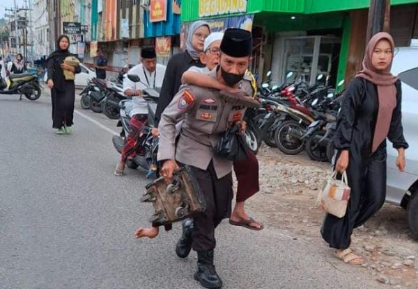 Aksi Heroik Polisi di Bandarlampung Gendong Kakek Disabilitas ke Tempat Sholat&nbsp;Id