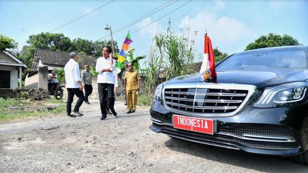 Lintasi Jalan Rusak di Lampung Selatan, Rombongan Kendaraan Jokowi Tiba-Tiba&nbsp;Berhenti