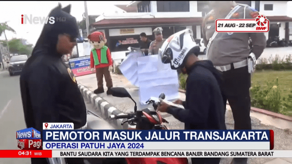 Operasi Patuh Krakatau 2024, Polisi di Lampung Selatan Pakai Kostum&nbsp;Superhero