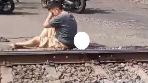 Pria di Lampung Nekat Terobos Palang Pintu Pelintasan Kereta, Tangan Putus&nbsp;Tersambar