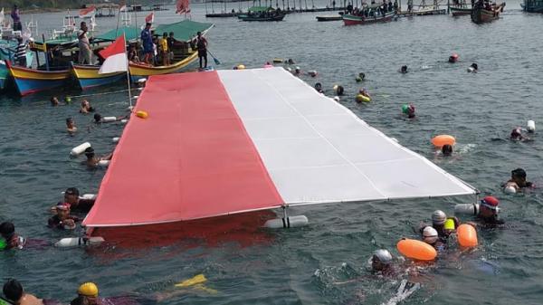 Hebat! Perenang Lampung Pecahkan Rekor Dunia Bawa Bendera Merah Putih Sejauh 8,3 Km di&nbsp;Laut