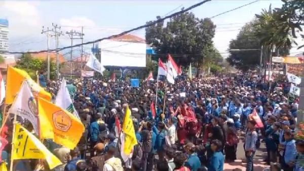 Demo Tolak Revisi UU Pilkada Berlanjut, Ribuan Mahasiswa di Lampung Long March ke&nbsp;DPRD