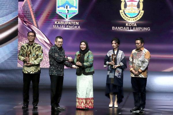 Sukses Berdayakan UMKM, Wali Kota Bandar Lampung Raih Pemimpin Daerah Awards 2024